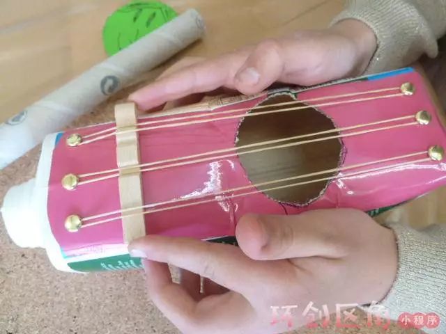 4,顶部粘上纸筒就做好了.