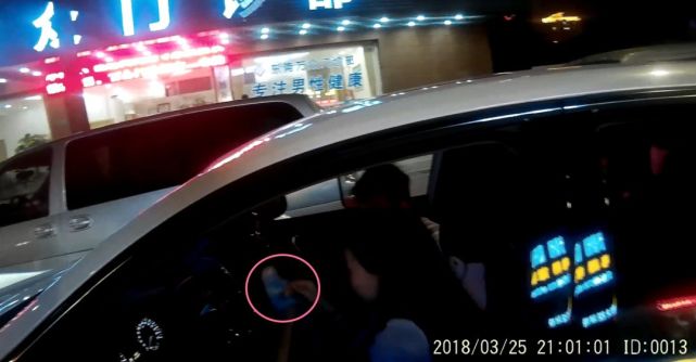 发现前方查车，东莞男子与女友调换位置