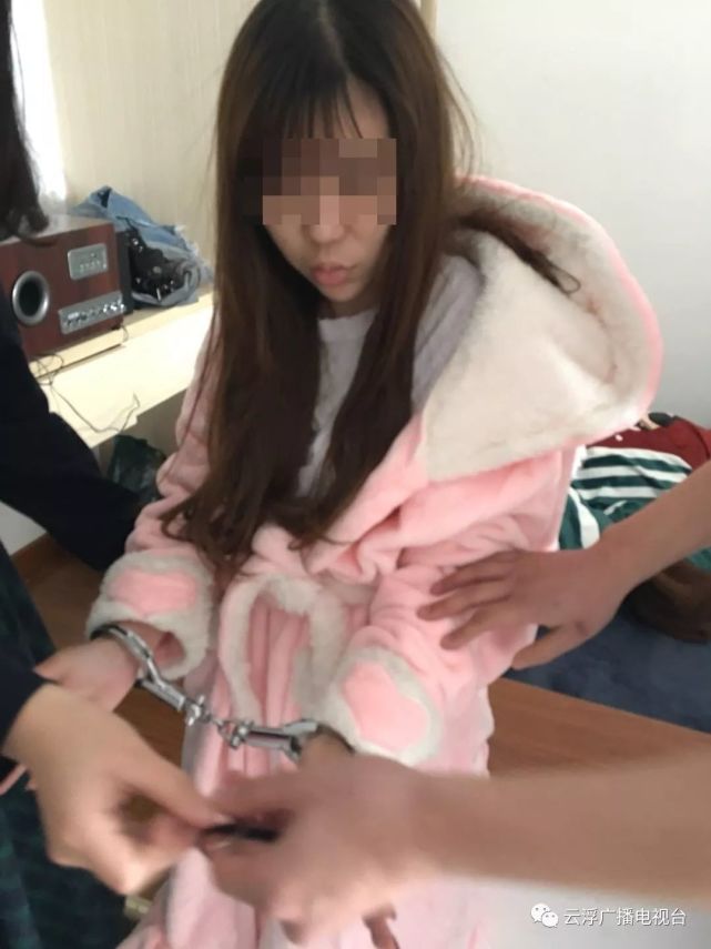 广东90后美女穿着睡衣被抓，现场有电子秤