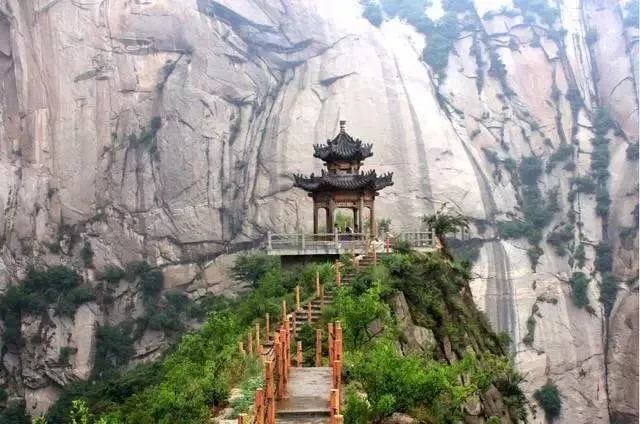 万寿阁 仙峪景区 是华山峪西2公里处的一处水峪自然景观,相比华山