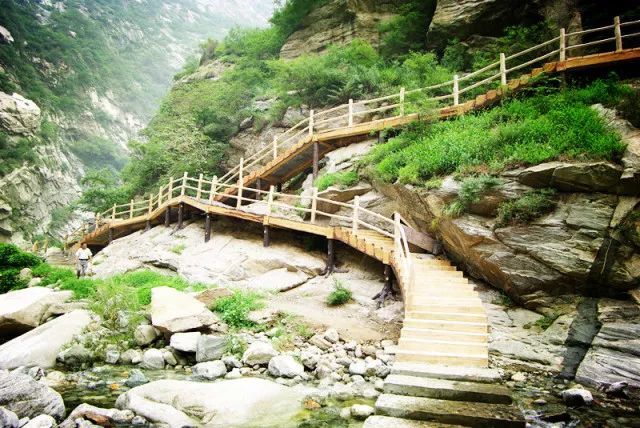 仙峪景区, 是华山峪西2公里处的一处水峪自然景观,相比华山主峰区