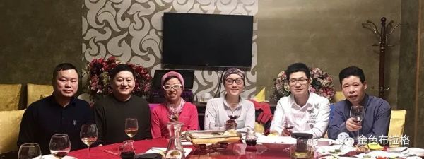 从香港骑自行车到布拉格,需要多少天?两位女生