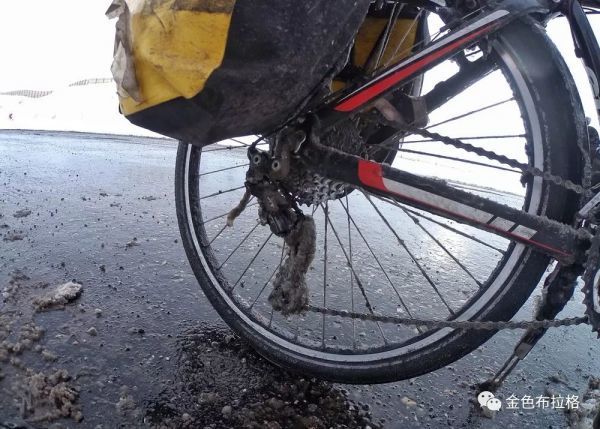 从香港骑自行车到布拉格,需要多少天?两位女生