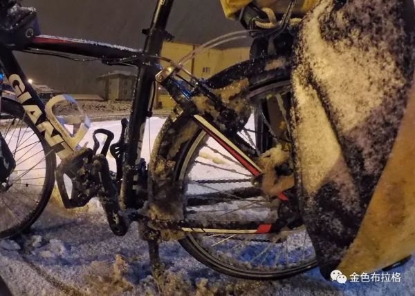 从香港骑自行车到布拉格,需要多少天?两位女生