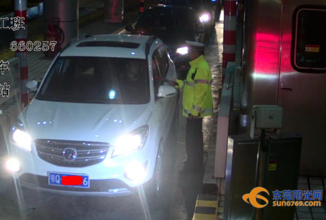 在從莞高速上酒駕遇查逃跑的司機被交警揪出來了