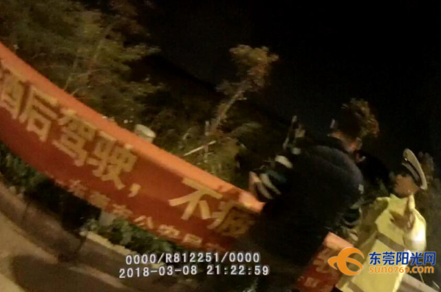 在從莞高速上酒駕遇查逃跑的司機被交警揪出來了