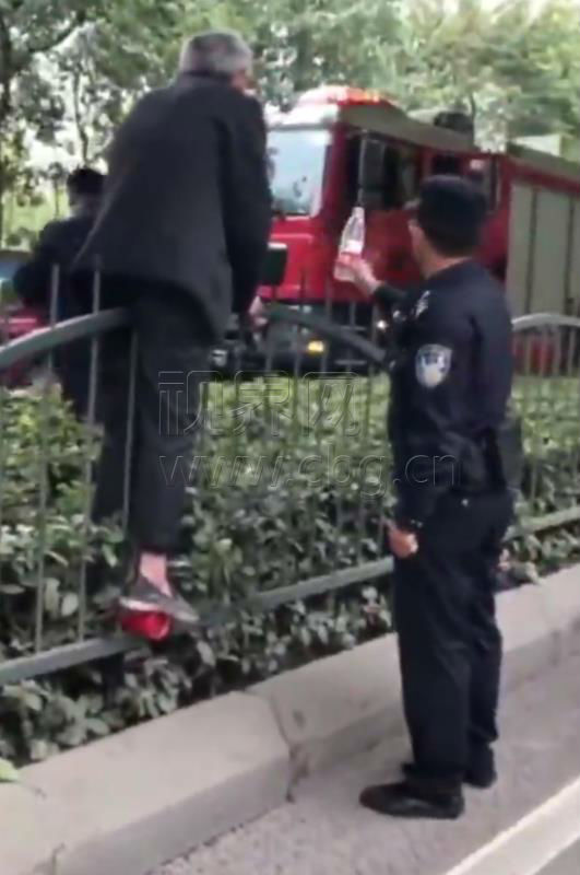 看着都蛋疼 大叔翻越栏杆被钢枪刺进腹腔
