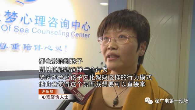 龙华女老板看到一年轻妈妈带着幼子，犹豫着是否报警