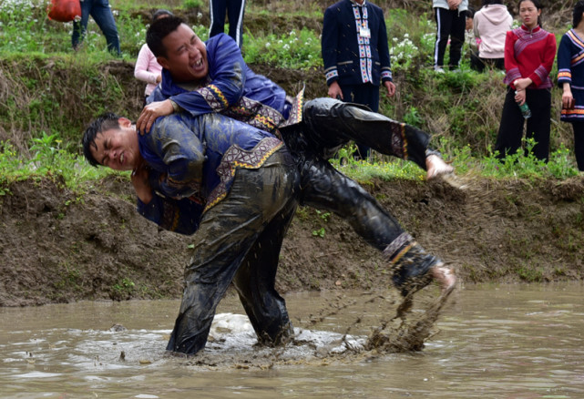 广东年轻人体验农民种田，直接在泥浆里打滚