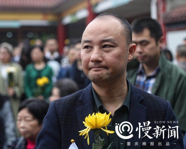 高二学生患癌去世主动捐出眼角膜 同学自发悼念