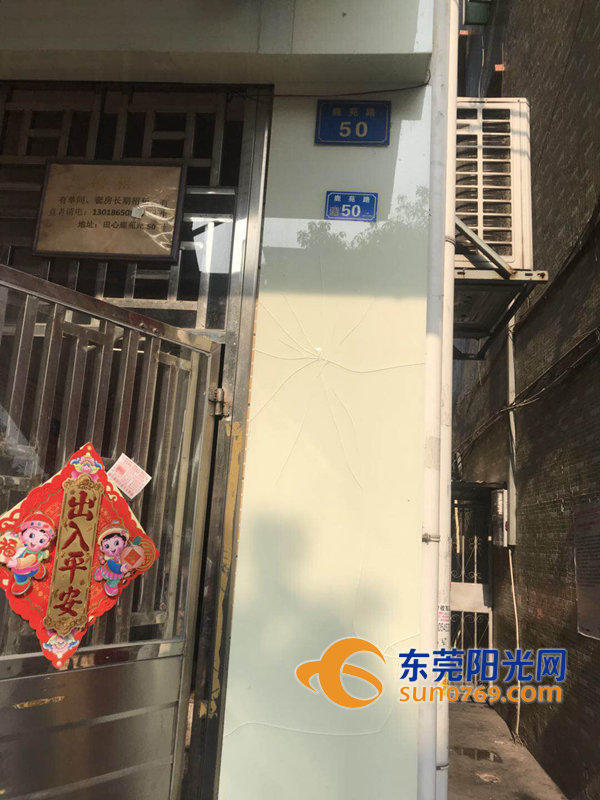 疼！东莞一小孩被防盗门“咬住”手指