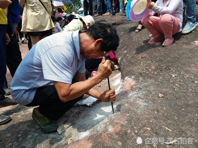 清明祭祖，茂名千人争相“挖泥”