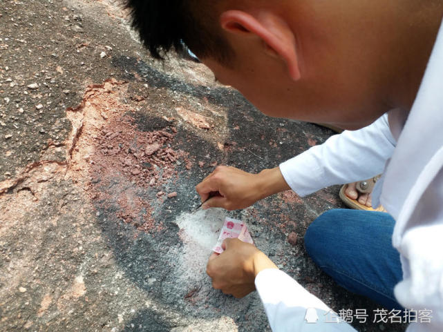 清明祭祖，茂名千人争相“挖泥”