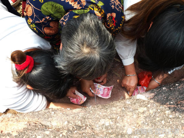 清明祭祖，茂名千人争相“挖泥”