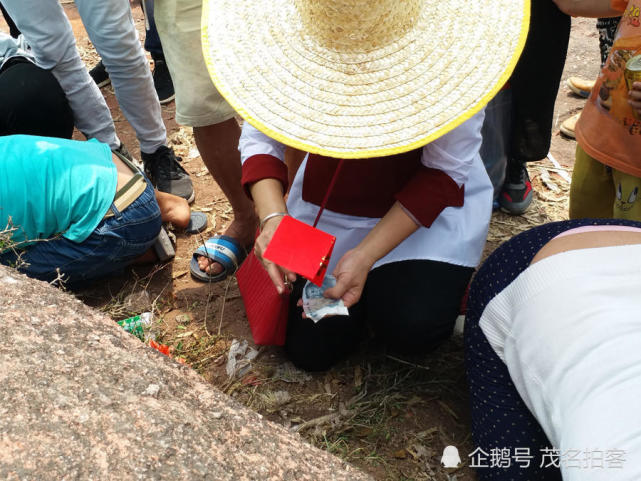 清明祭祖，茂名千人争相“挖泥”