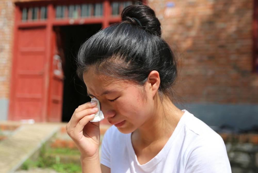 流浪狗被人用胶带绑住嘴,解开胶带的瞬间,女子忍不住