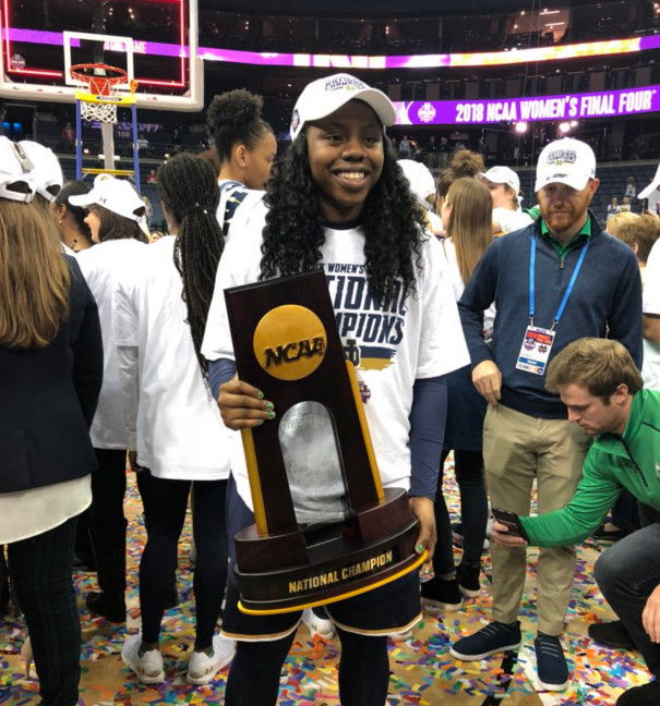 NCAA女篮决赛上演三分绝杀 科比韦德接连点