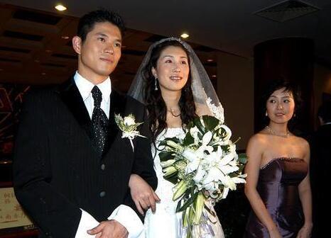 2014年,冯坤即将结婚的消息曝光,让人有些意外的是,对方居然是泰国
