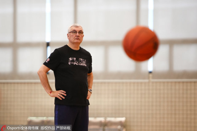 尤纳斯:想要更多轮转球员 我们必须改变心态