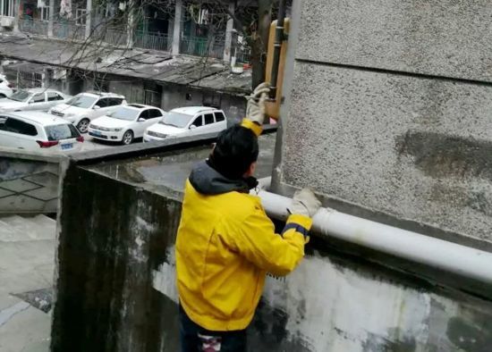 市民错将热水器进气管当水管 导致株洲大片用