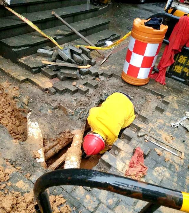 市民错将热水器进气管当水管 导致株洲大片用