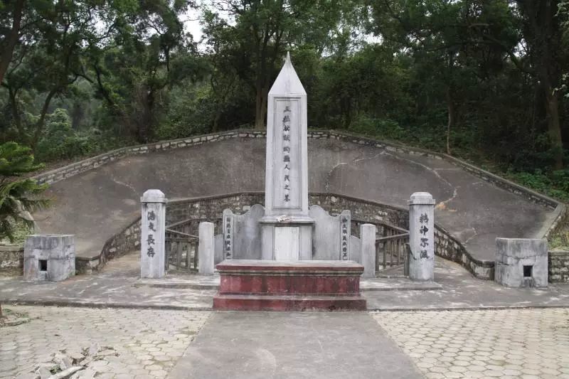 "万人坟"千人坟"百人坟,在上述三地分别建造并于1948年和1949年