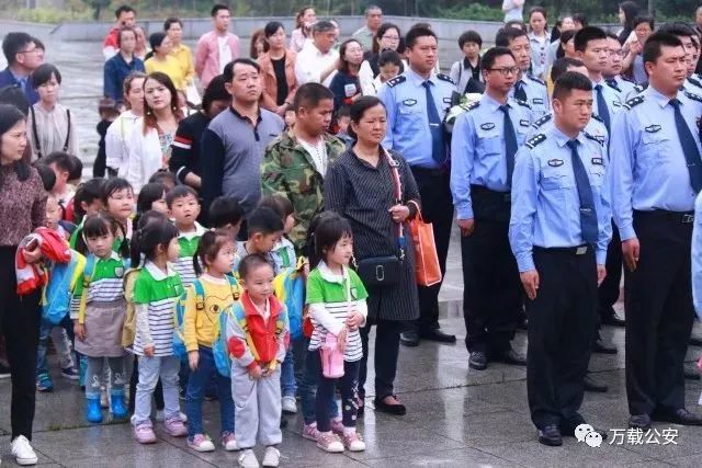 家长献上亲手制作的小花向纪念碑敬献花篮万载公安列队慢步庄严