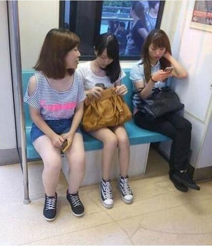 内衣穿在外面_内衣穿在衣服外面