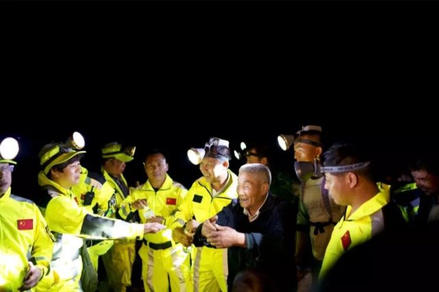 清明祭祖突发失联 台州数十人连夜挺进深山救援.