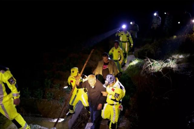 清明祭祖突发失联 台州数十人连夜挺进深山救援.