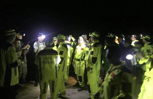 清明祭祖突发失联 台州数十人连夜挺进深山救援.