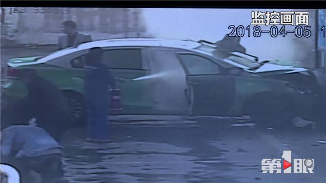 出租车撞进加油站 随即冒出滚滚浓烟