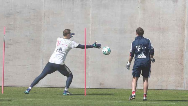 差一步就能归队了! 诺伊尔进行实心球守门训练