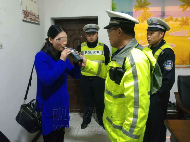 中午喝酒晚上驾车 这名女士差点栽了