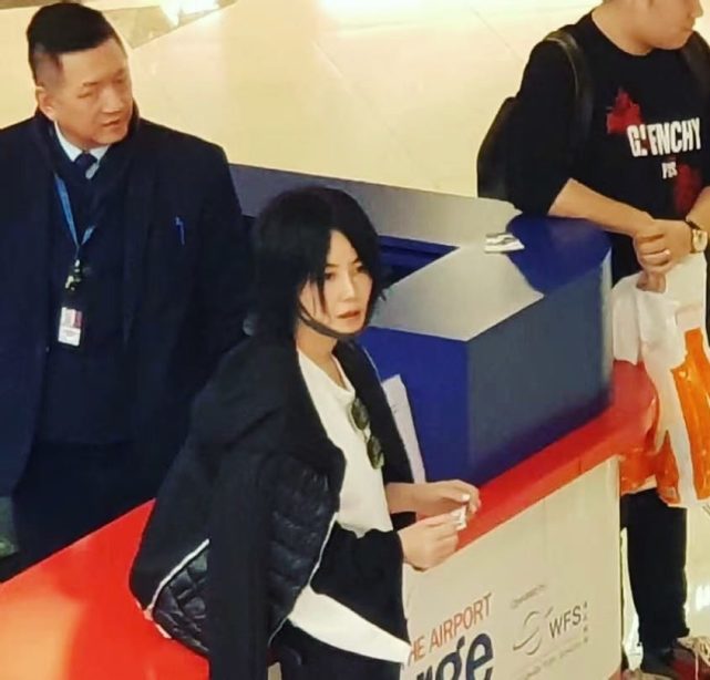 熊黛林被曝本月剖腹产双胞胎女儿 窦唯骑摩托载窦靖童