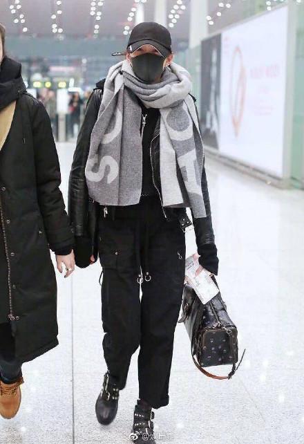 熊黛林被曝本月剖腹产双胞胎女儿 窦唯骑摩托载窦靖童