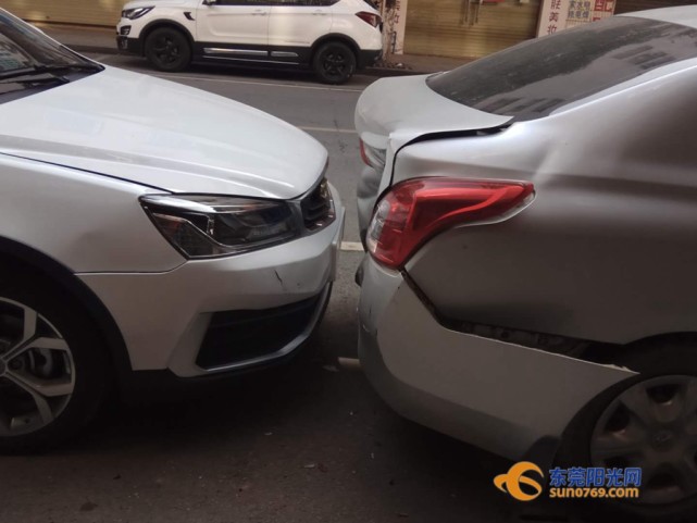 凌晨飆車？謝崗4輛停在路邊的小車無故被撞