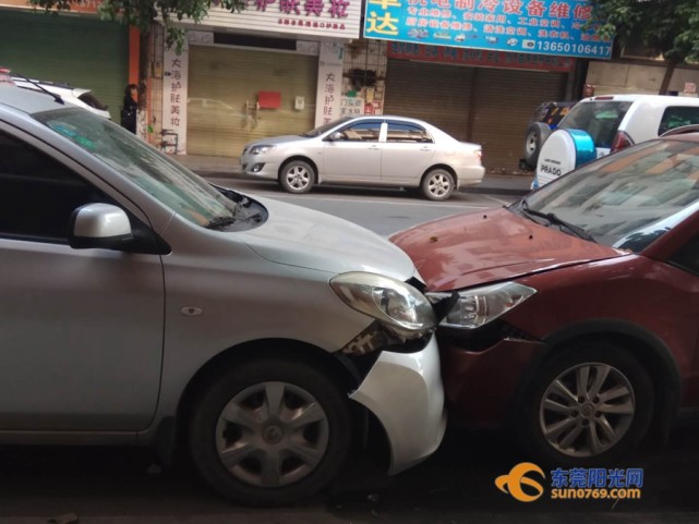 凌晨飙车？谢岗4辆停在路边的小车无故被撞