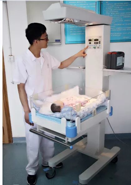 女护士们都让他坐C位!男助产士没毕业就成网