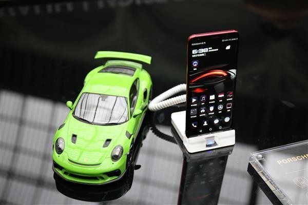 三个原因解释华为MateRS保时捷设计为何能卖这么贵？