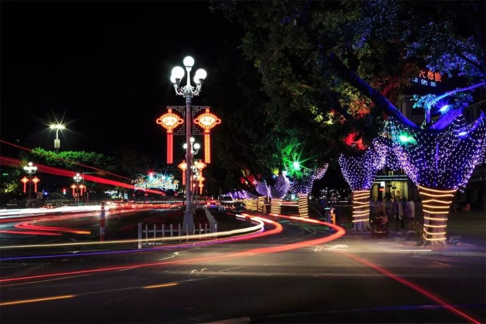 天宁路夜景西江日报记者吴勇强 摄而整条天宁路经过近几十年的繁华