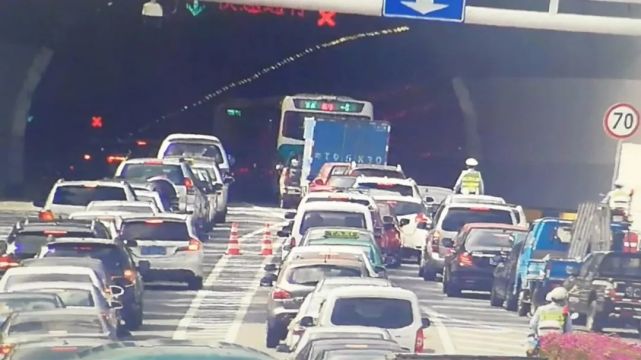 珠海女司机失误致隧道6车连撞 交警到场后惊呆