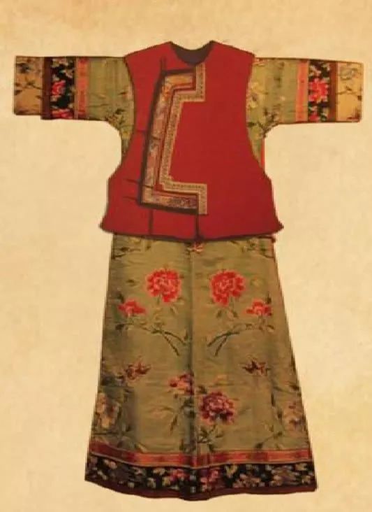 满族女子的服饰较明朝有了哪些显著的变化?