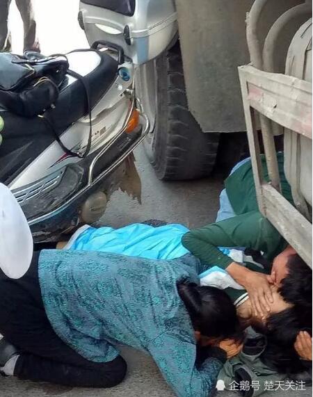 宜昌发生惨烈车祸 电动车遭货车碾压致1死1伤