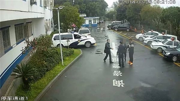 心痛!我是一个老警察,我带儿子来自首…