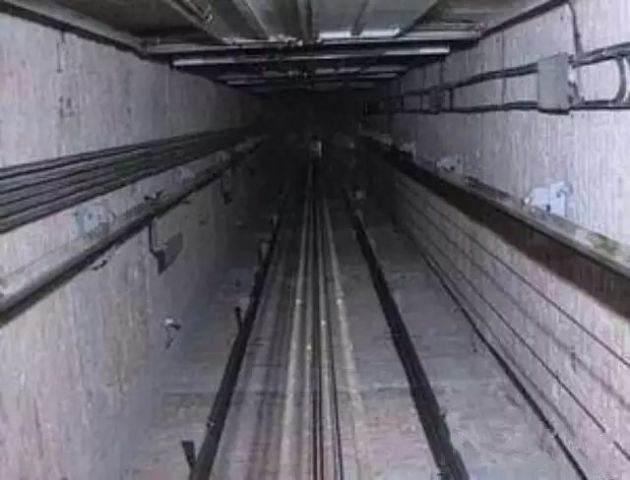 电梯导轨是电梯上下行驶在井道的安全路轨,导轨安装在井道壁上,被导轨