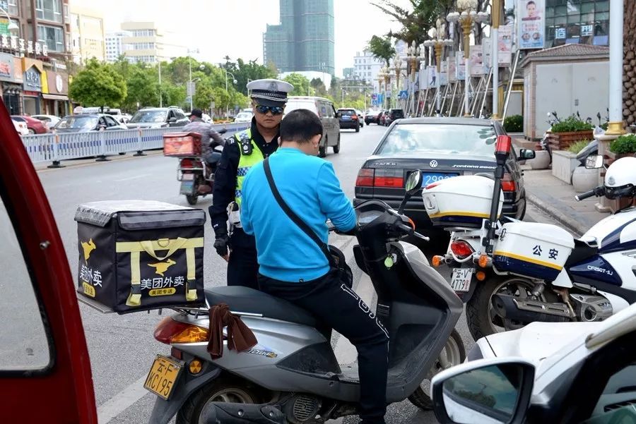 玉溪交警整治快递外卖配送电动车交通违法