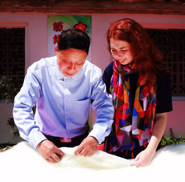 俄罗斯姑娘把海宁蚕丝被带回国引质疑 她用镜