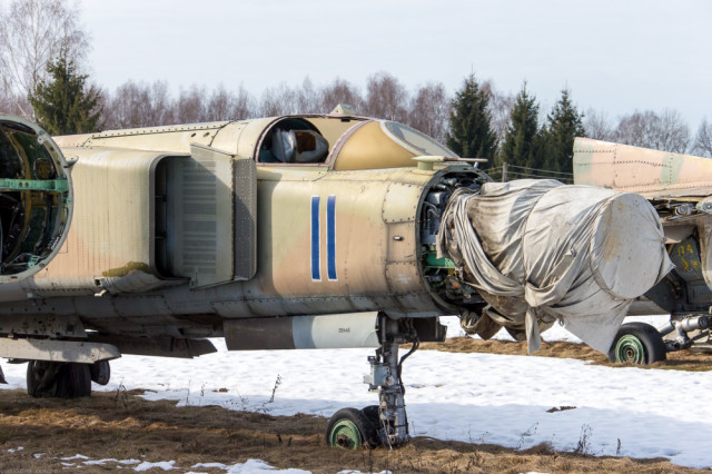 机就这么给拆了?俄罗斯军机拆解场里的米格2