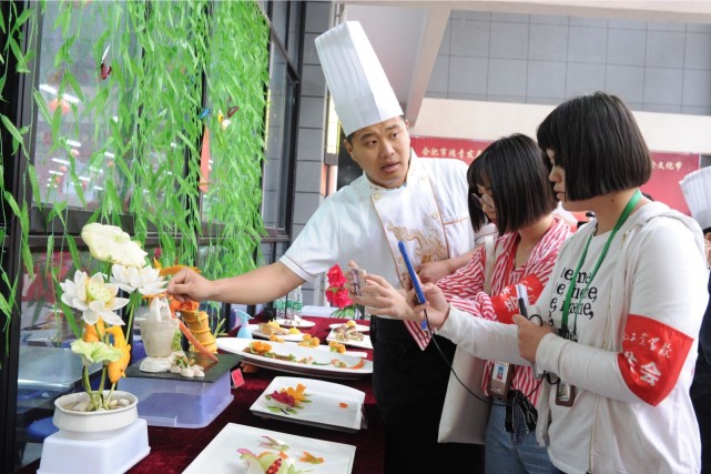 此次活动以"弘扬校园美食文化,打造安全健康餐饮"为主题,不仅着力